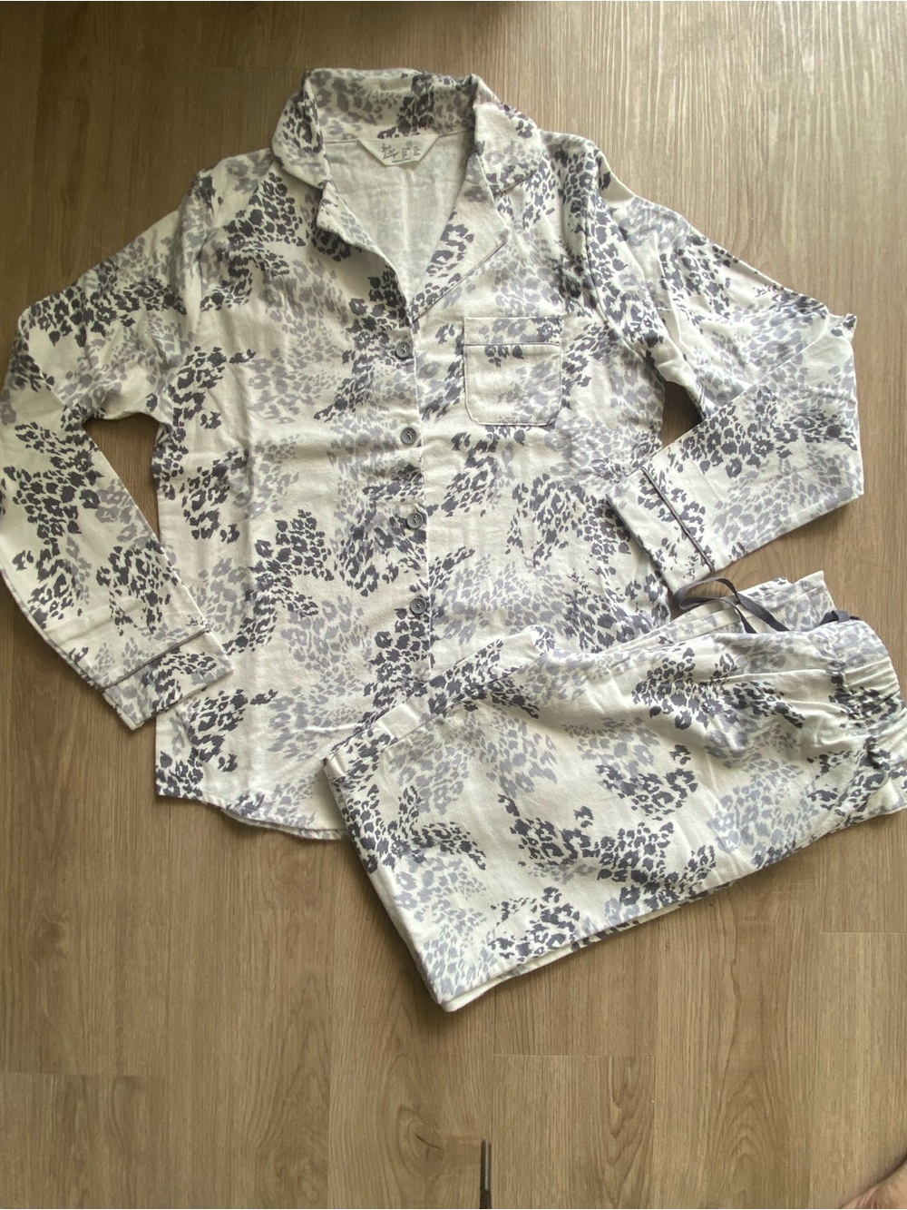 NWOT - Womens Long Sleeve Pajama Set in Cream and Gray - Soft brushed cotton